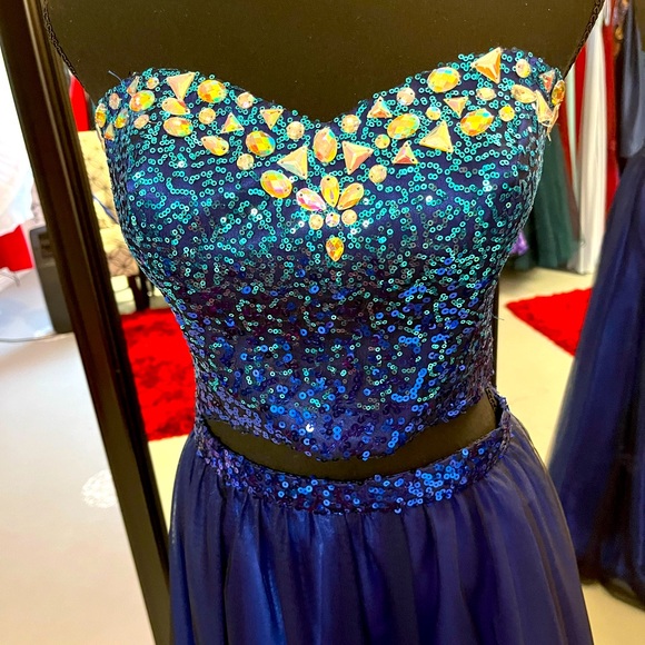 Sleeveless prom dress - Picture 2 of 3